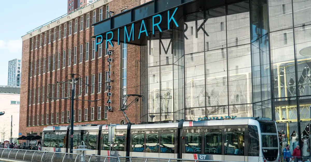 Hoe groot is de Primark in Rotterdam?